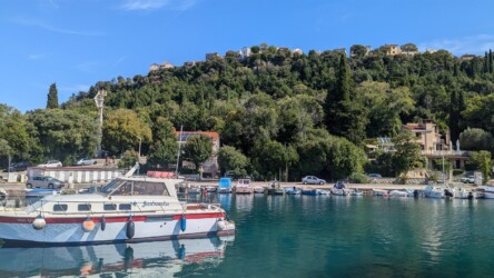 Blick hinauf auf Omišalj