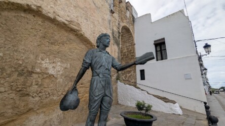 Skulptur beim Torre de San Juan