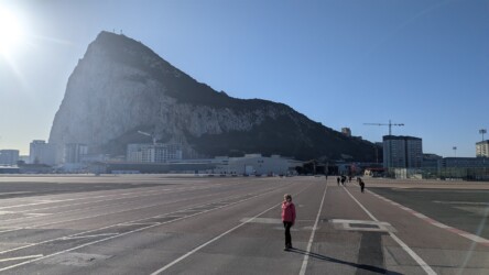 erster Blick über Landebahn auf Gibraltar