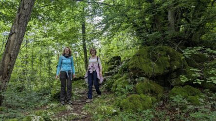 Renate und Herta am Weg zur Schlucht