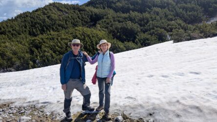 über Schneefelder im Mai