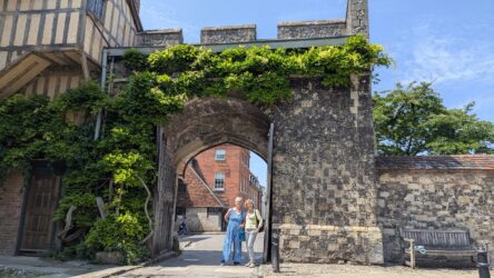 Vicky und Herta am Cathedral Gate