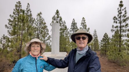 feuchtes Gipfelfoto beim Monumento